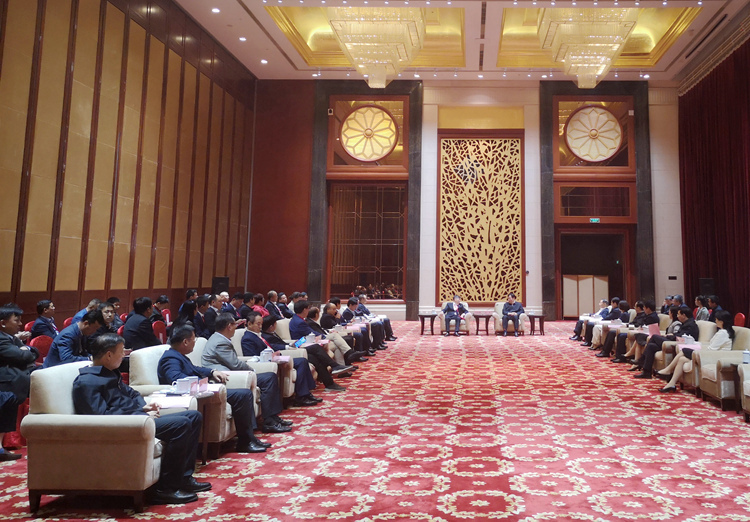 江西省领导与考察团企业家座谈交流01.jpg