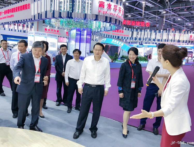 1565531006890579.jpg 刘经纶会长陪同易炼红省长参观中博会展览.jpg