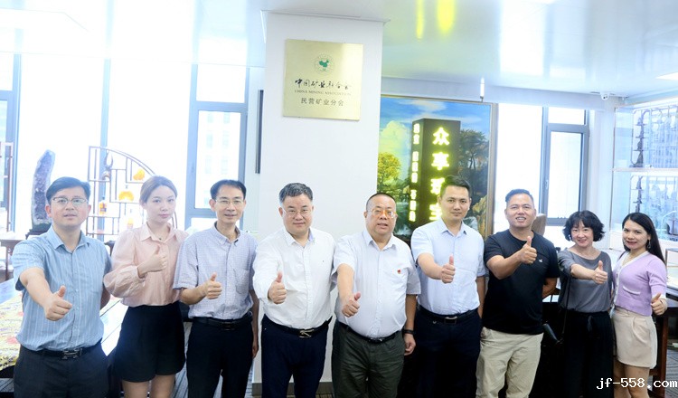 1628128205488302.jpg 在曾志荣(左四)副会长单位走访调研时合影.jpg